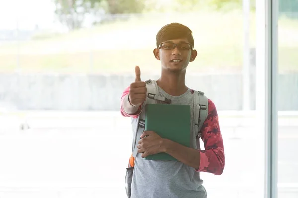 Indiase jongeman met boek — Stockfoto