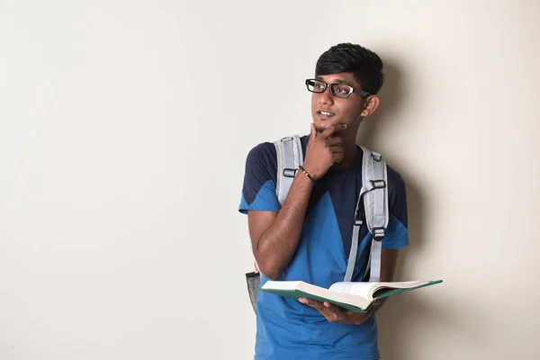 Jovem indiano com livro — Fotografia de Stock