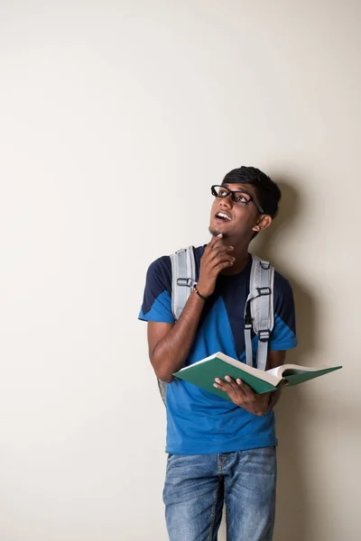 Indischer junger Mann mit Buch — Stockfoto