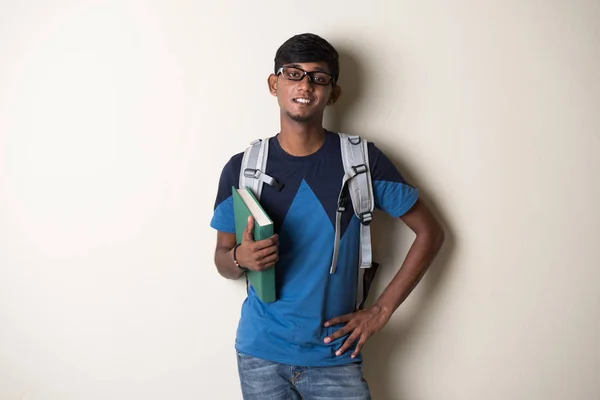 Indiase jongeman met boek — Stockfoto
