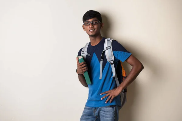 Jovem indiano com livro — Fotografia de Stock