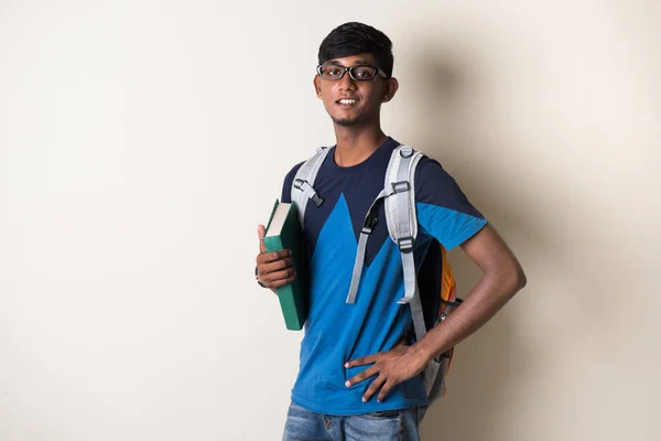 Jovem indiano com livro — Fotografia de Stock