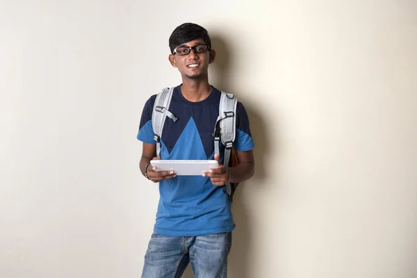 Tablet bilgisayar ile genç Hintli — Stok fotoğraf