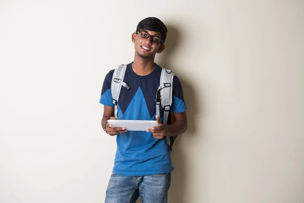 Индийский молодой человек с планшетным компьютером — стоковое фото