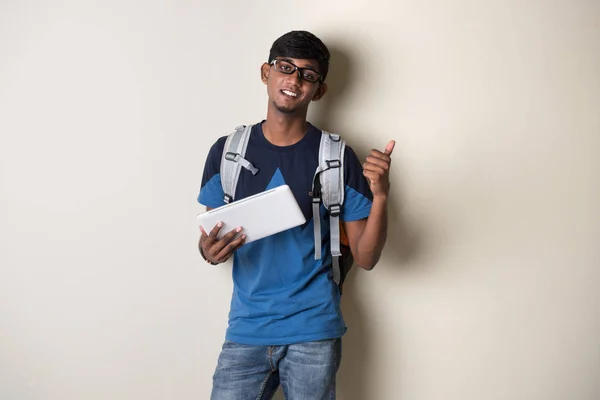 태블릿 컴퓨터와 인도의 젊은 남자 — 스톡 사진