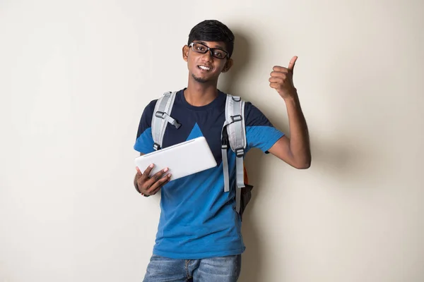 Hombre joven indio con Tablet PC — Foto de Stock