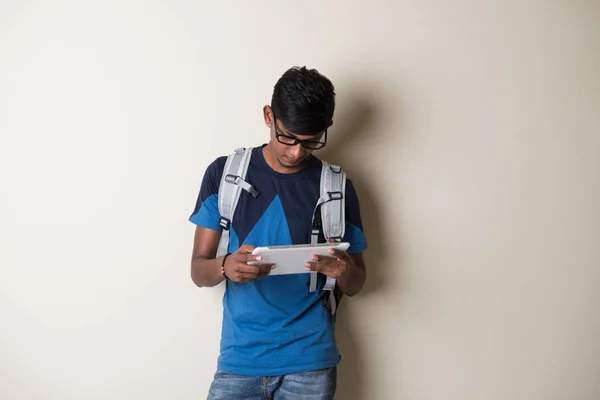 Mladý indián s tabletovým počítačem — Stock fotografie