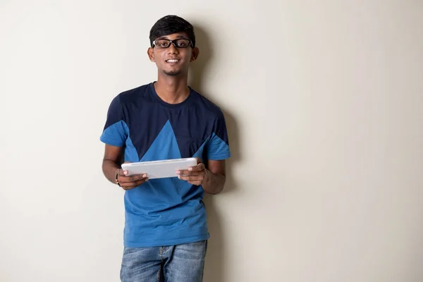 Indiase jongeman met tablet pc — Stockfoto
