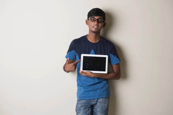 Jovem indiano com computador tablet — Fotografia de Stock