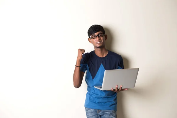 Indischer junger Mann mit Laptop — Stockfoto