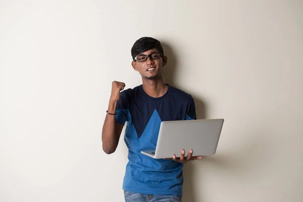 Indiase jongeman met laptop — Stockfoto
