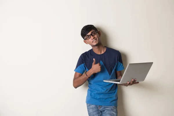 Indiano giovane uomo con laptop — Foto Stock