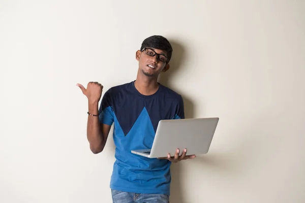 Индийский молодой человек с ноутбуком — стоковое фото