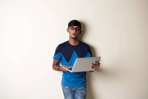 Mladý indián s notebookem — Stock fotografie