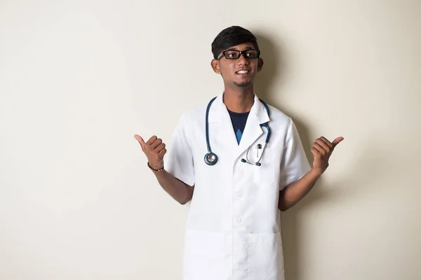 Indiano jovem médico masculino — Fotografia de Stock