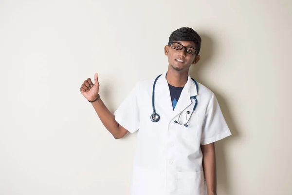 Indiano médico masculino — Fotografia de Stock