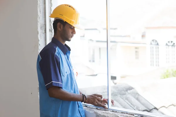 Trabalhador da construção em chapéu duro — Fotografia de Stock