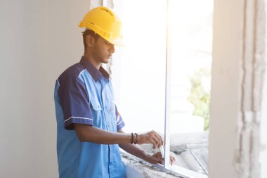 Başlıklı inşaat işçisi. 