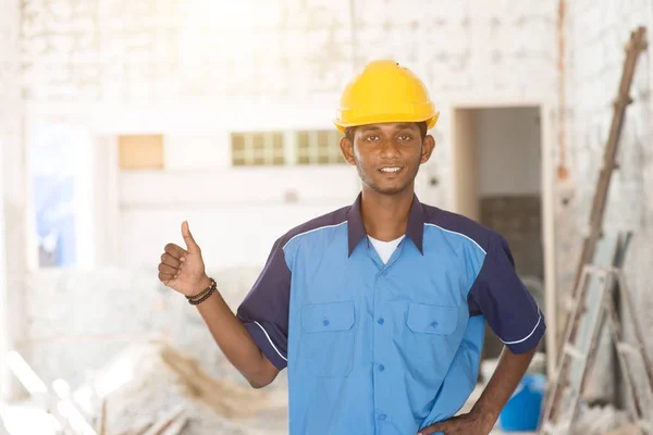 Bauarbeiter mit schwerem Hut — Stockfoto