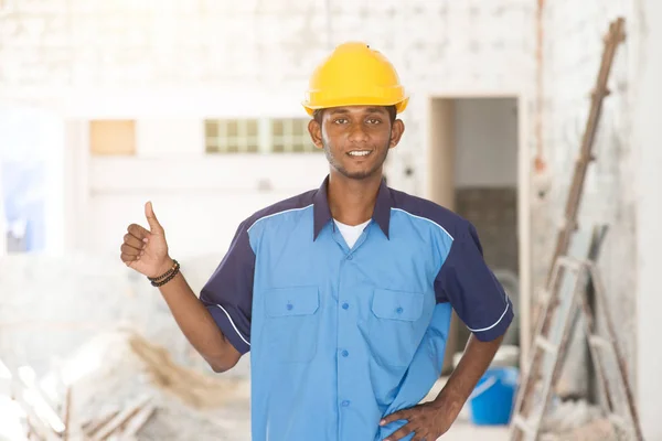 Byggnadsarbetare i hatt — Stockfoto
