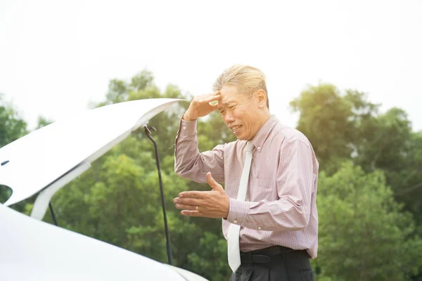 Homme d'affaires près de voiture cassée — Photo