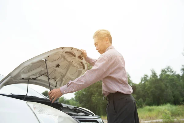 Geschäftsmann nahe kaputtem Auto — Stockfoto