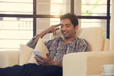 Hintli adam akıllı telefon kullanma