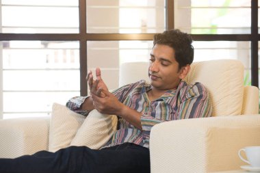 adam elinde acı acı