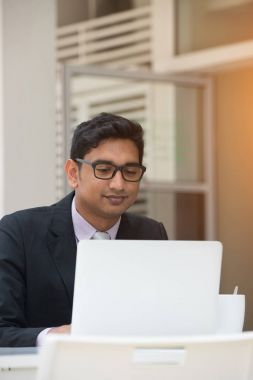 İş adamı laptopla çalışıyor ve kahve içiyor. 