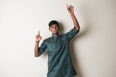 geleneksel elbiseli genç Hintli adam 