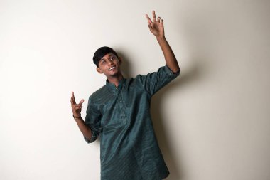 geleneksel elbiseli genç Hintli adam 