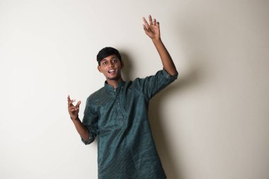 geleneksel elbiseli genç Hintli adam 