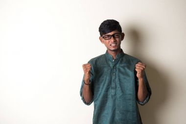 geleneksel elbiseli genç Hintli adam 