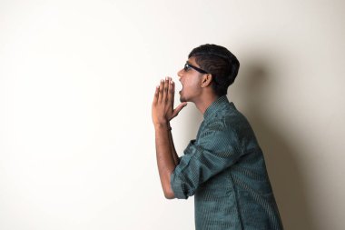 geleneksel elbiseli genç Hintli adam 