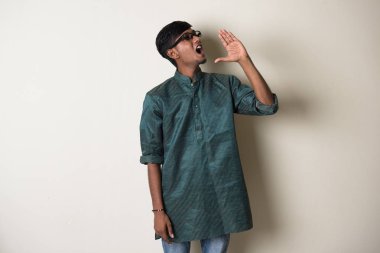 geleneksel elbiseli genç Hintli adam 