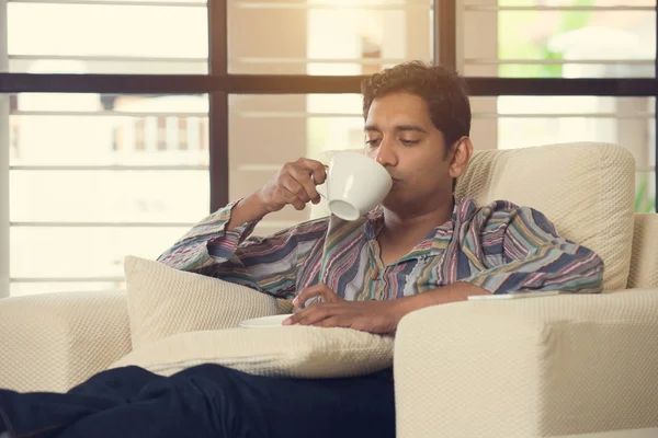 Indischer Mann trinkt Kaffee — Stockfoto