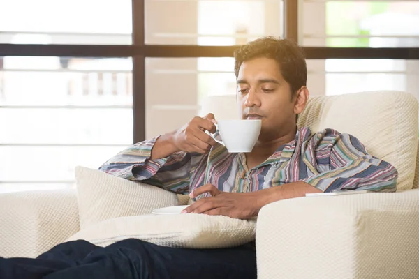 Indiase man drinken koffie — Stockfoto