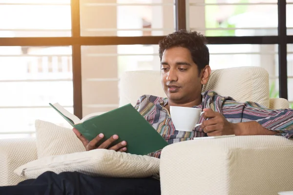 Uomo indiano libro di lettura — Foto Stock