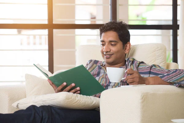 Indiano homem leitura livro — Fotografia de Stock