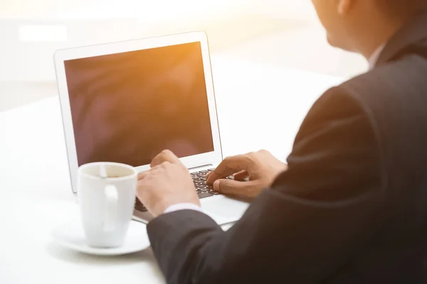 Hombre de negocios trabajando con el ordenador portátil y beber café — Foto de Stock