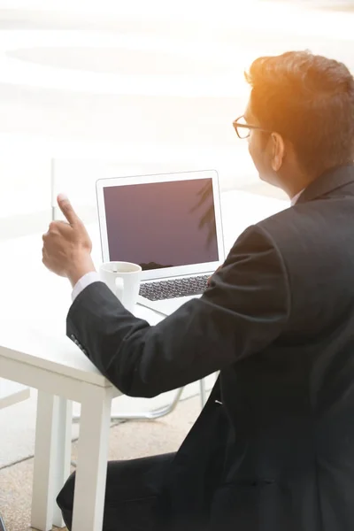 Hombre de negocios trabajando con el ordenador portátil y beber café — Foto de Stock