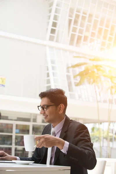 Uomo d'affari che lavora con il computer portatile e bere caffè — Foto Stock