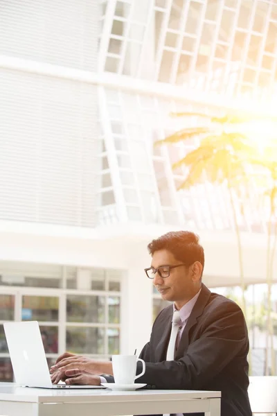 Geschäftsmann arbeitet mit Laptop und trinkt Kaffee — Stockfoto