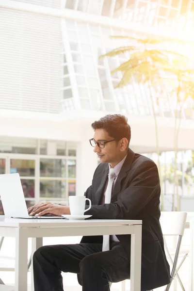 Hombre de negocios trabajando con el ordenador portátil y beber café — Foto de Stock