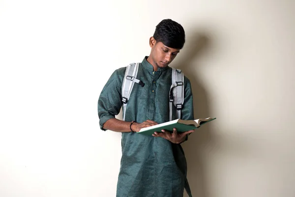 Indiase man lezing boek — Stockfoto