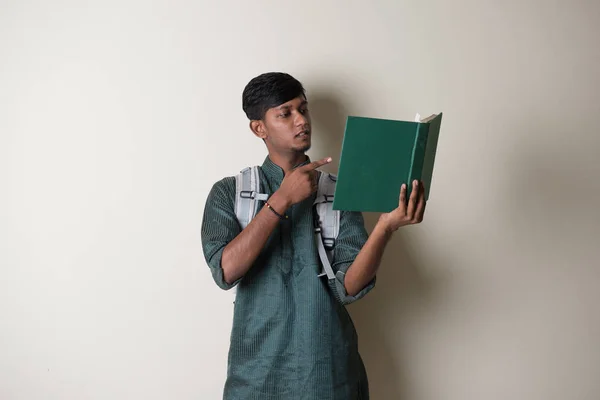 Индиец, читающий книгу — стоковое фото