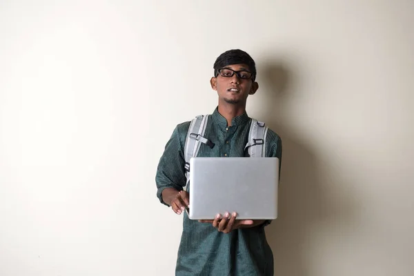 Indische Man bedrijf laptop — Stockfoto