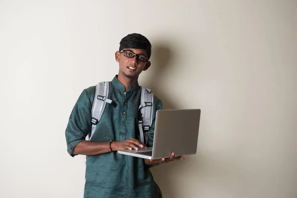 Muž indického hospodářství laptop — Stock fotografie