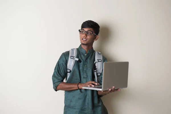 Індійський чоловік холдингу ноутбук — стокове фото