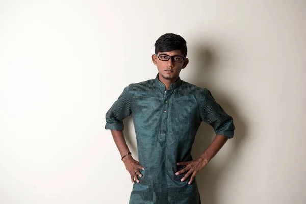 Молодой индиец в традиционной одежде — стоковое фото